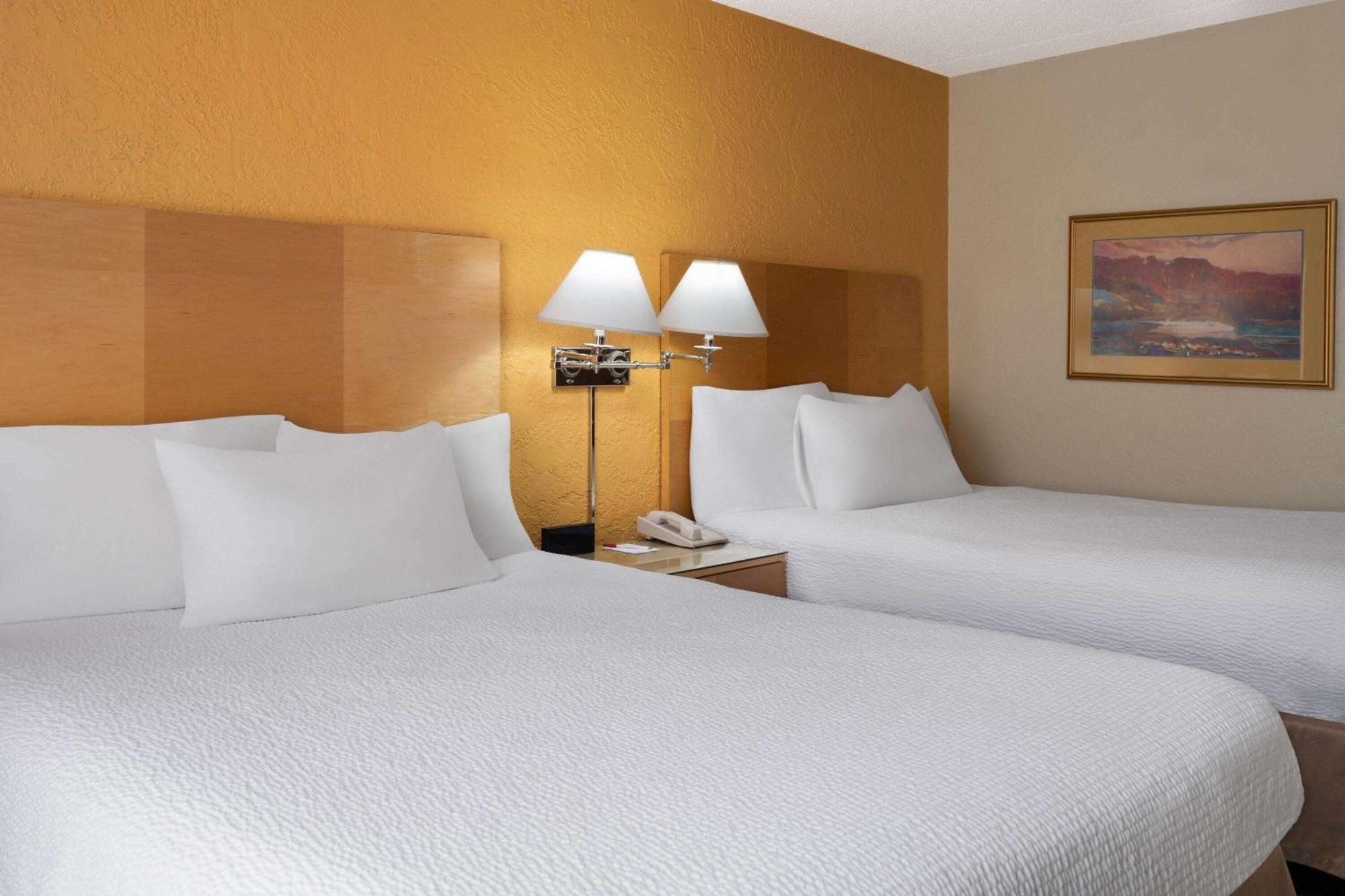 Ramada By Wyndham Tucson Hotel Exterior photo